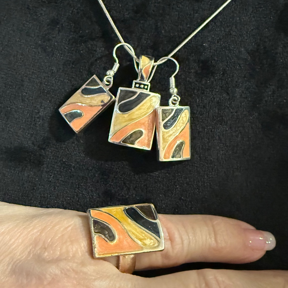 DIVINCI 5 PIECE ENAMELED PENDANTS, EARRINGS, AND RING - Picture 2 of 8
